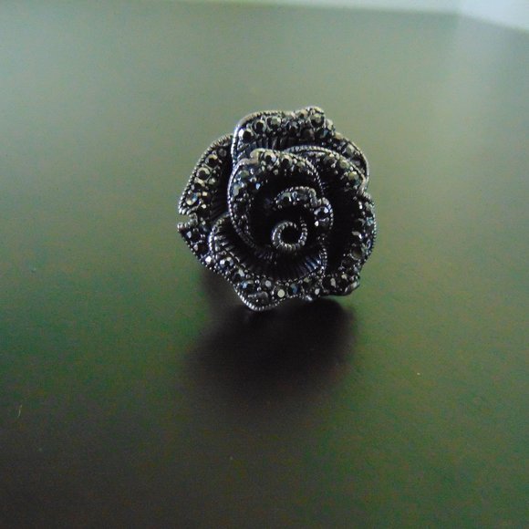 Costume Jewelry- flower ring - Picture 2 of 12
